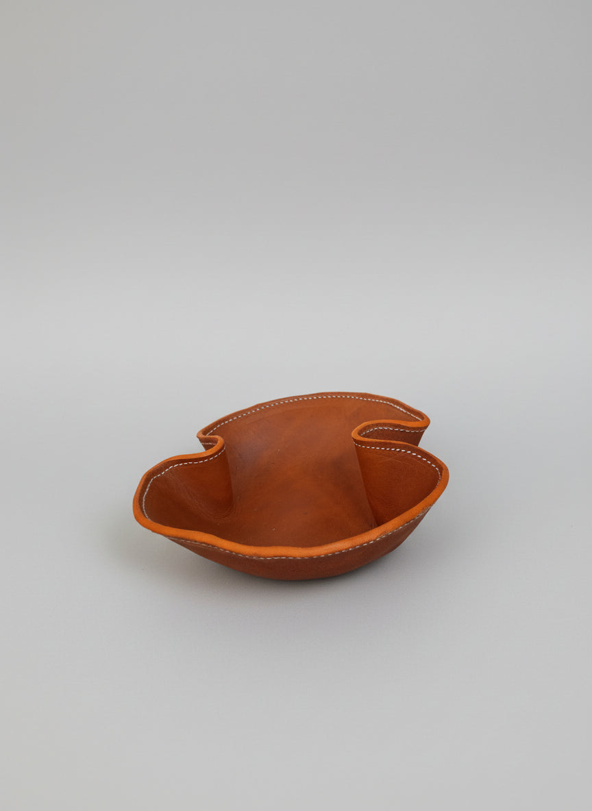 Vide-poche artisanal en cuir de collet tanné végétal camel avec deux côtés rentrés et surpiqûres blanches, fabriqué à la main en France par MOOAKUIR
