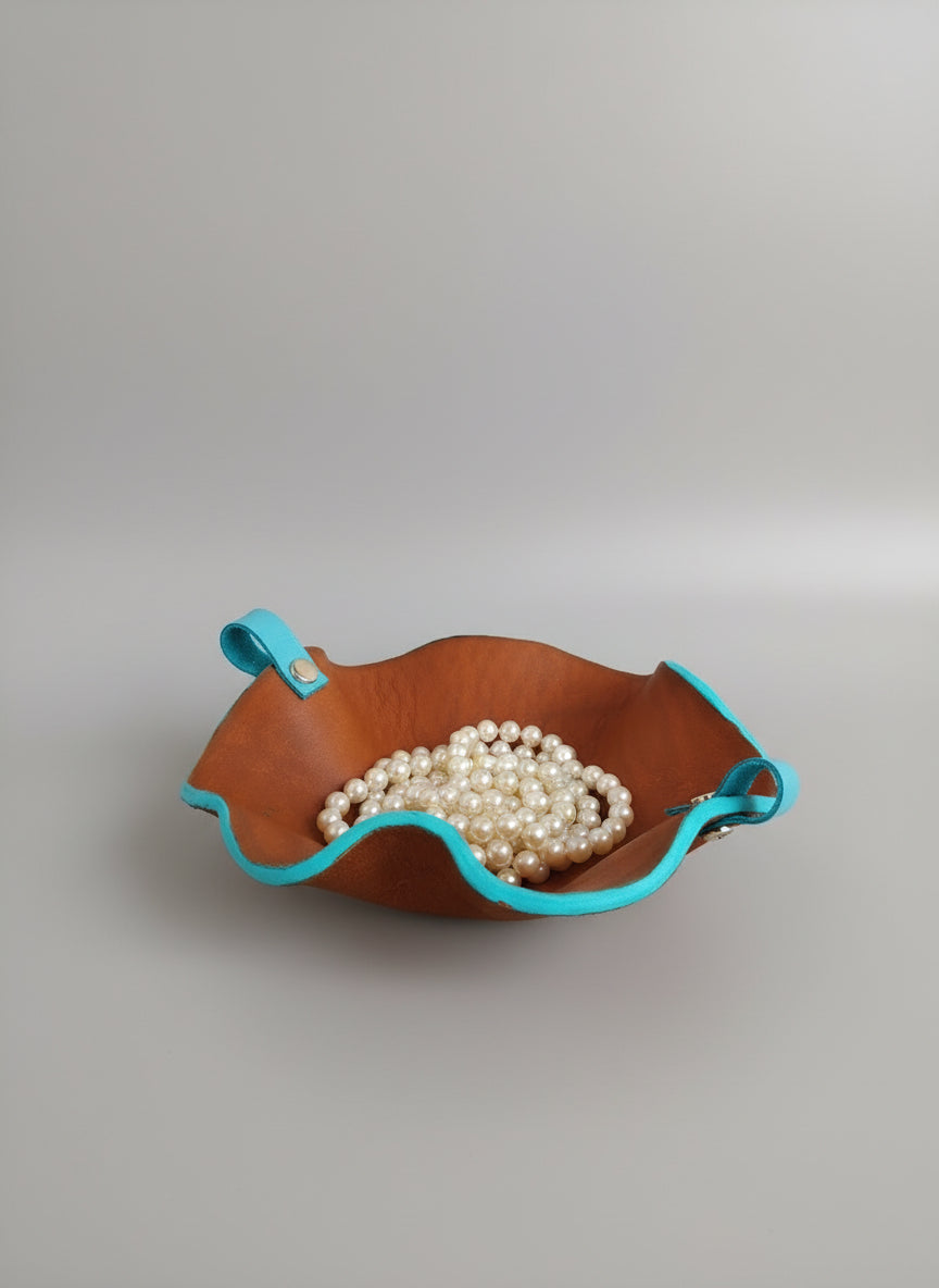 Vide-poche artisanal en cuir camel avec teinture turquoise et deux petites poignées en cuir d'agneau turquoise, fabriqué à la main en France par MOOAKUIR

