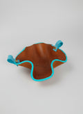 Vide-poche artisanal en cuir camel avec teinture turquoise et deux petites poignées en cuir d'agneau turquoise, fabriqué à la main en France par MOOAKUIR

