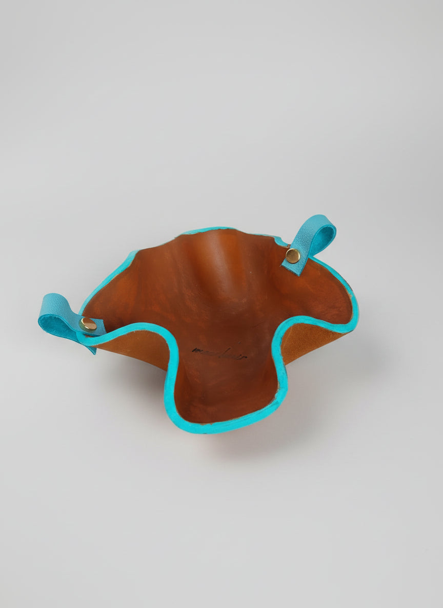 Vide-poche artisanal en cuir camel avec teinture turquoise et deux petites poignées en cuir d'agneau turquoise, fabriqué à la main en France par MOOAKUIR

