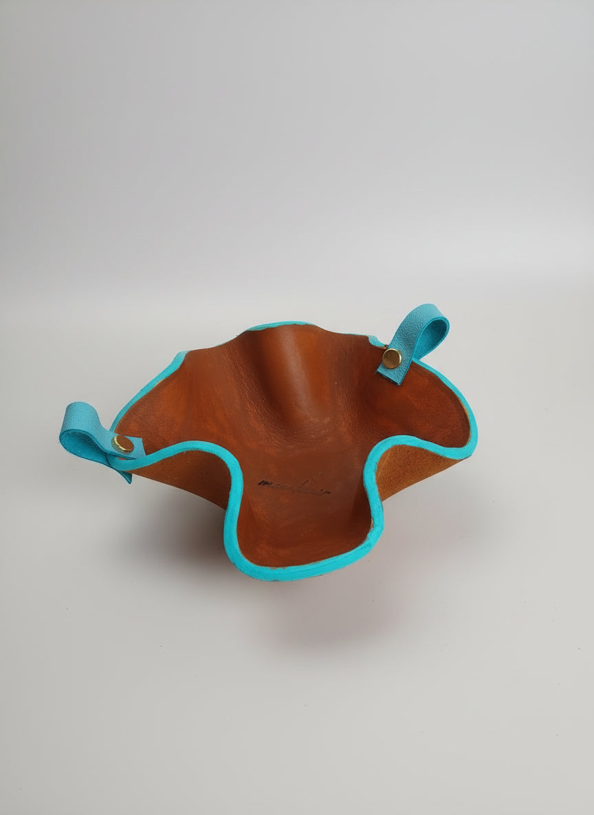 Vide-poche artisanal en cuir camel avec teinture turquoise et deux petites poignées en cuir d'agneau turquoise, fabriqué à la main en France par MOOAKUIR
