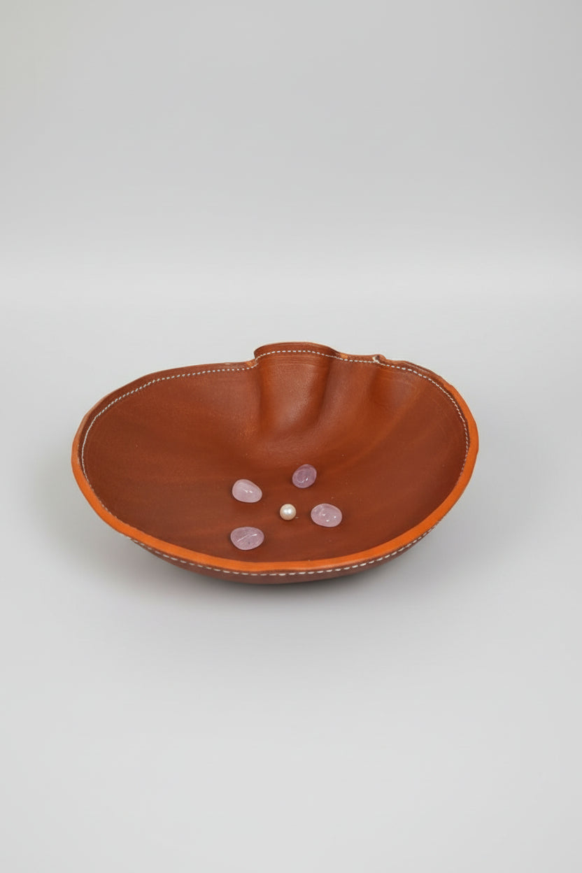 Vide-poche artisanal en cuir de collet tanné végétal camel avec forme concave et surpiqûres blanches, fabriqué à la main en France par MOOAKUIR
