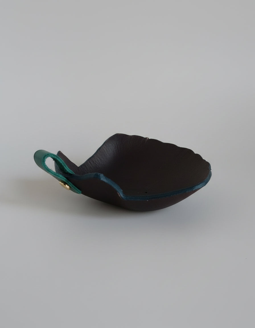 Vide-poche en cuir noir végétal forme coquillage avec tranches teintées vert et petite poignée en cuir vert, fait main
