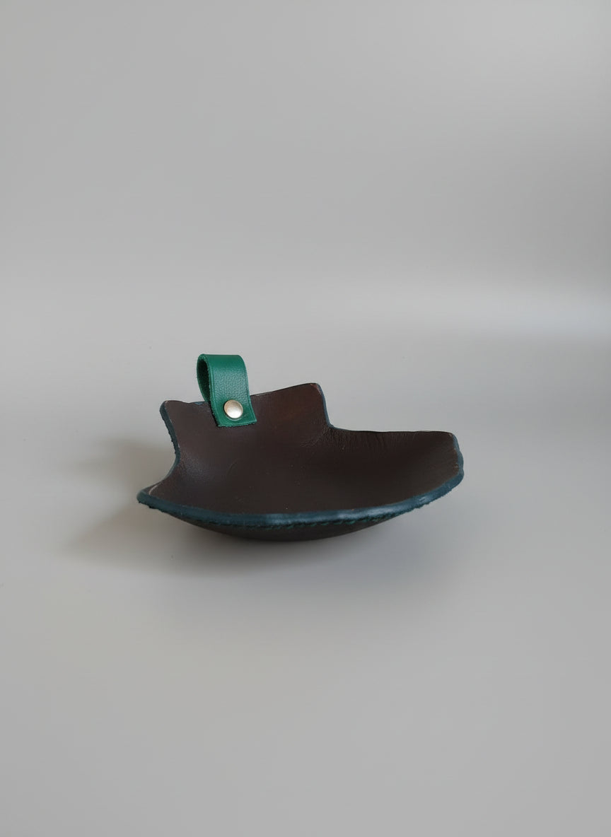 Vide-poche en cuir noir végétal forme coquillage avec tranches teintées vert et petite poignée en cuir vert, fait main
