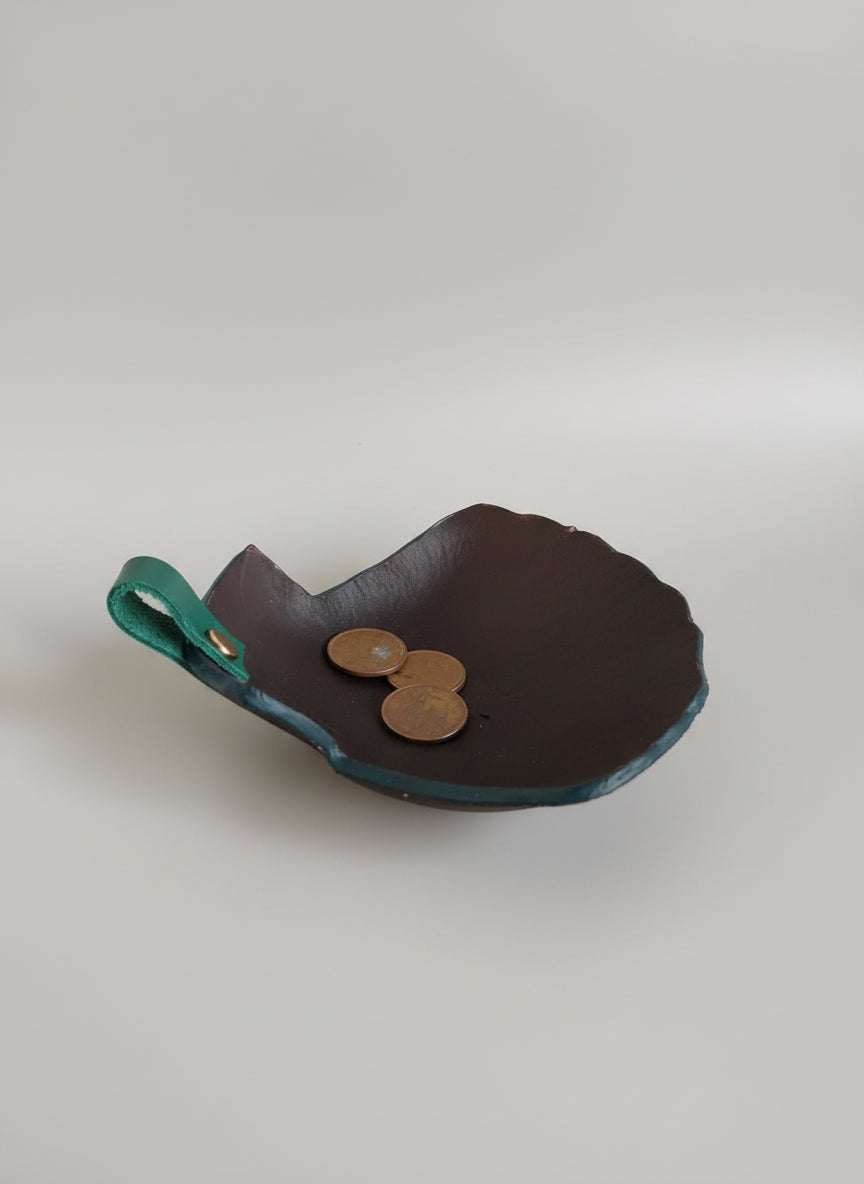 Vide-poche en cuir noir végétal forme coquillage avec tranches teintées vert et petite poignée en cuir vert, fait main
