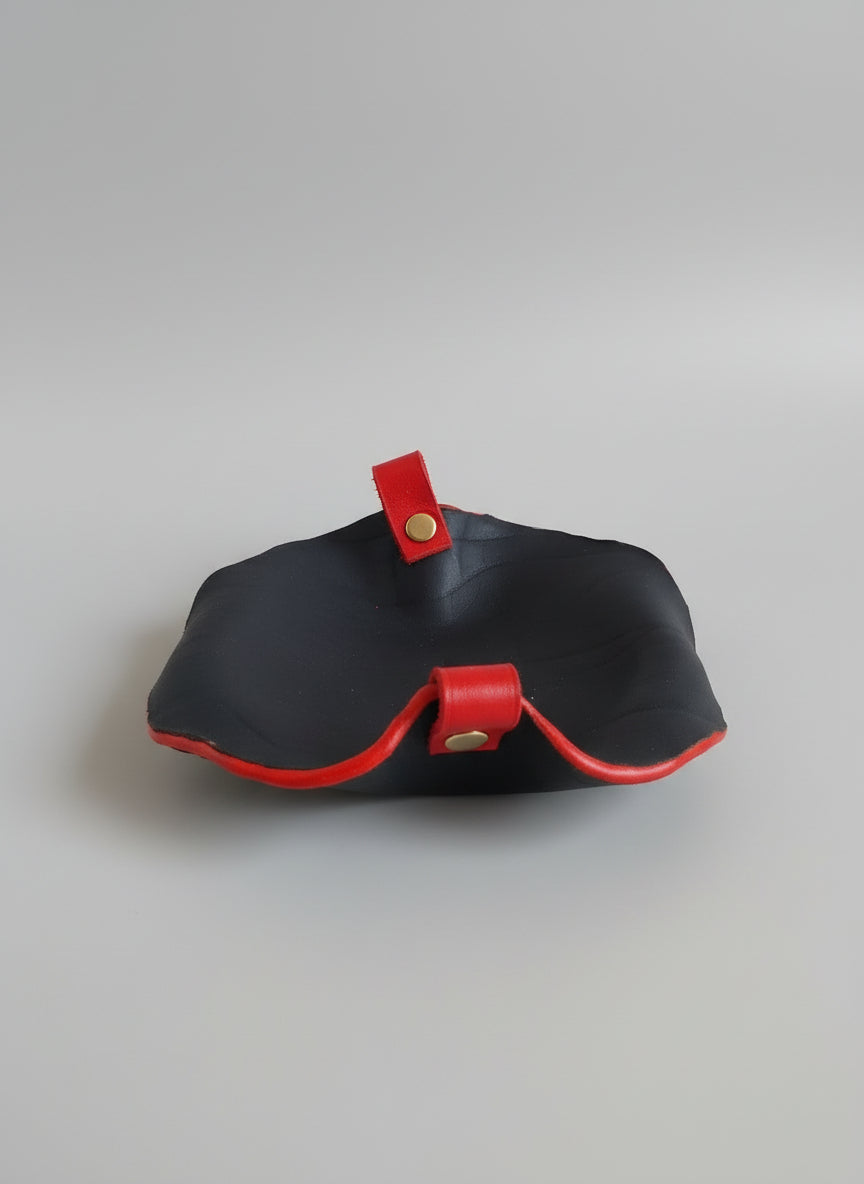 Vide-poche artisanal en cuir noir avec poignée rouge et tranches teintées rouge, maroquinerie fait main
