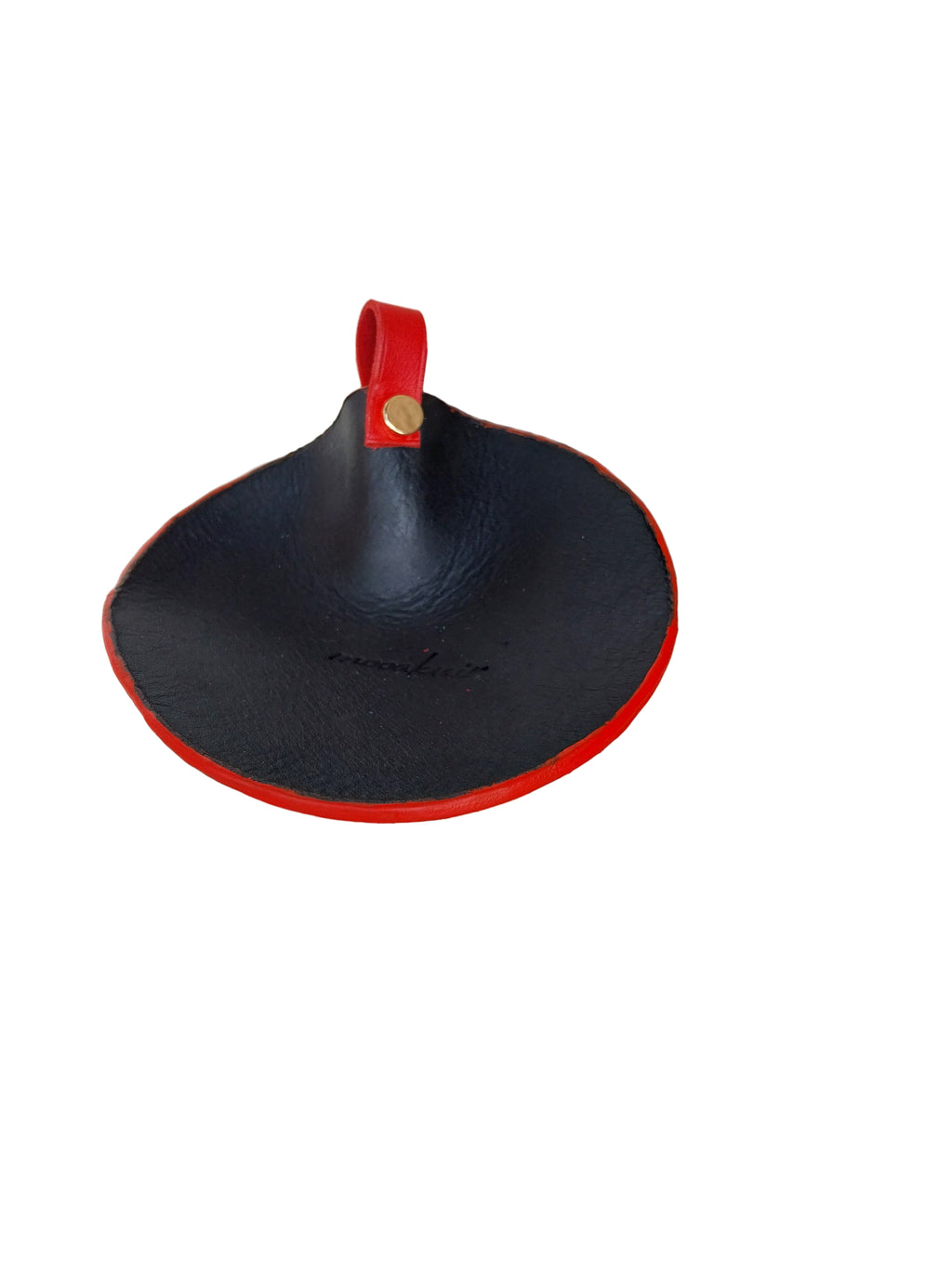 Vide-poche en cuir noir végétal avec tranches teintées rouge et petite poignée en cuir rouge, fait main
