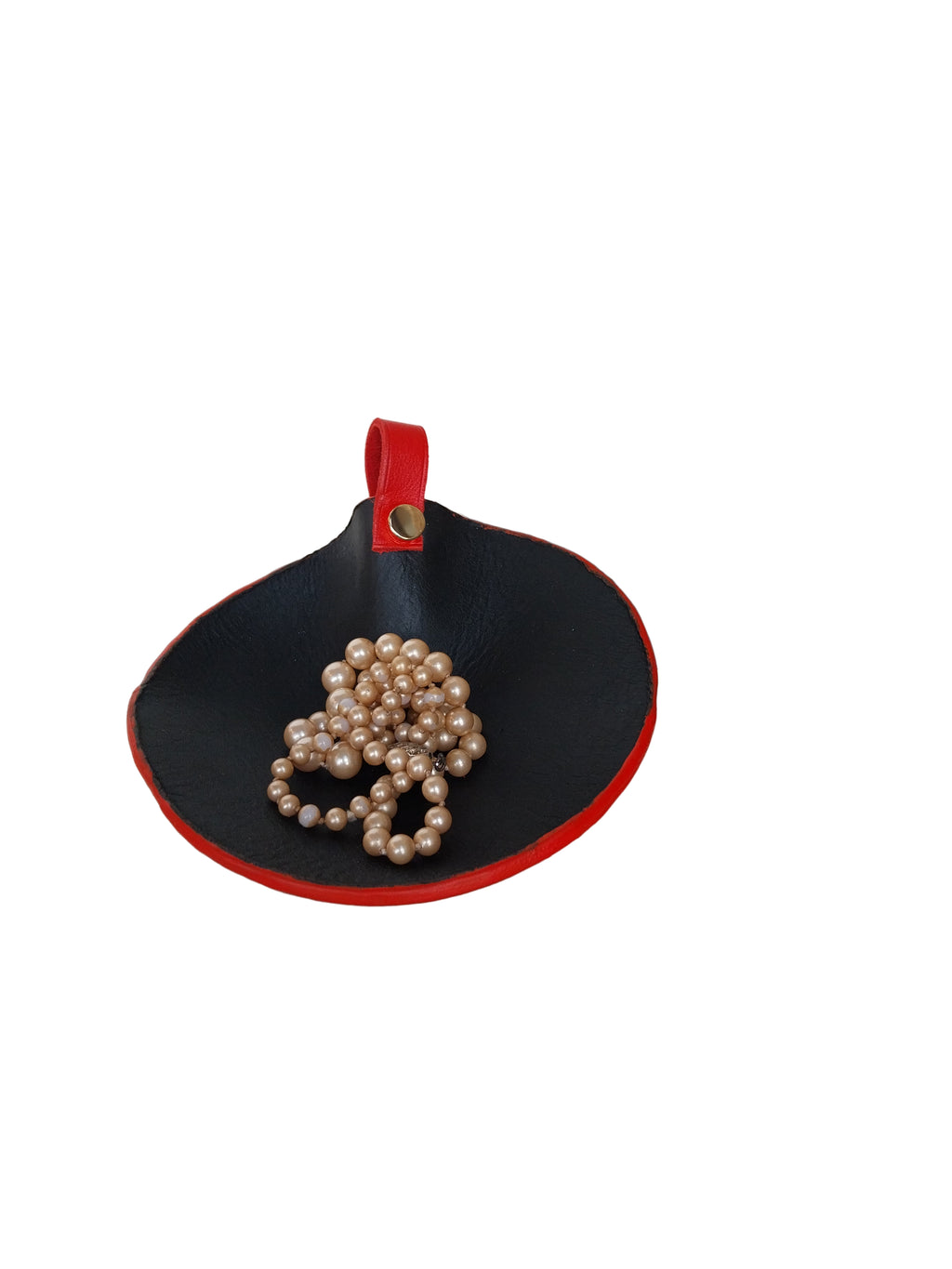 Vide-poche en cuir noir végétal avec tranches teintées rouge et petite poignée en cuir rouge, fait main
