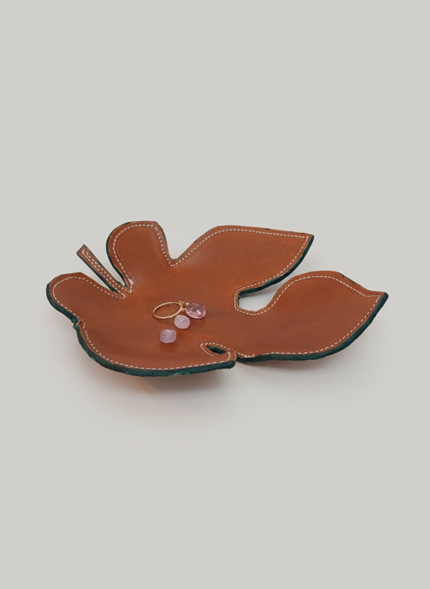 Vide-poche en cuir camel végétal forme feuille avec tranches teintées vert, fait main
