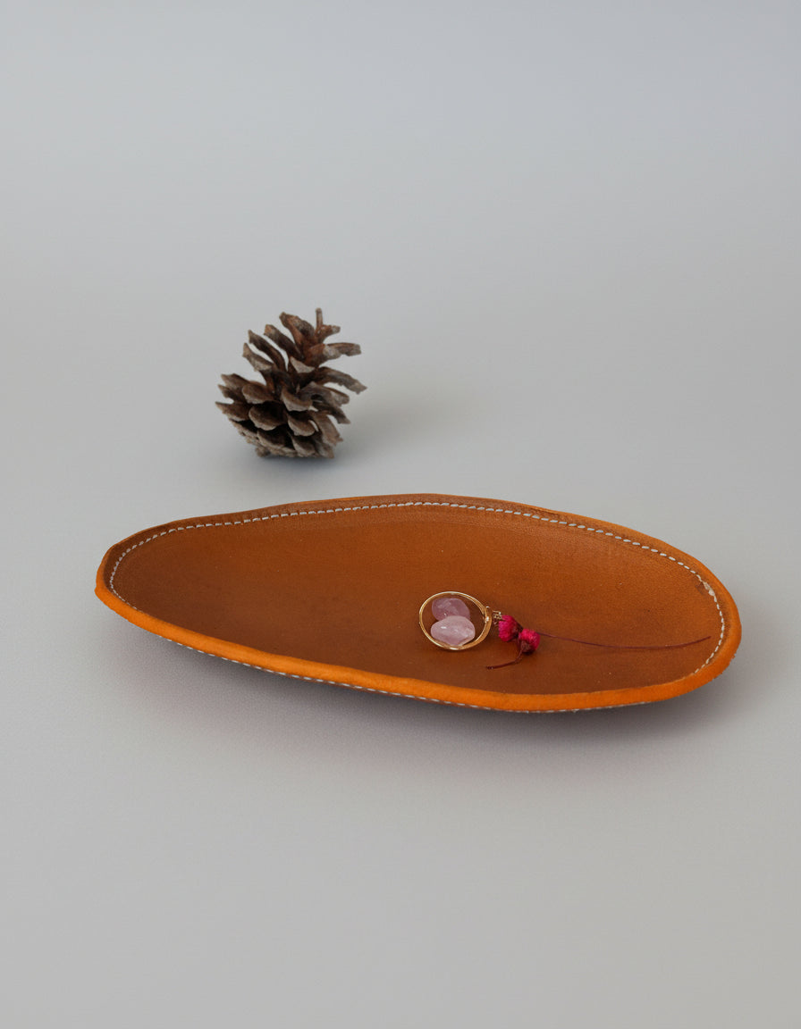 Vide-poche ovale artisanal en cuir de collet tanné végétal couleur Camel avec tranches teintées et surpiqûres blanches, fabriqué à la main en France par MOOAKUIR
