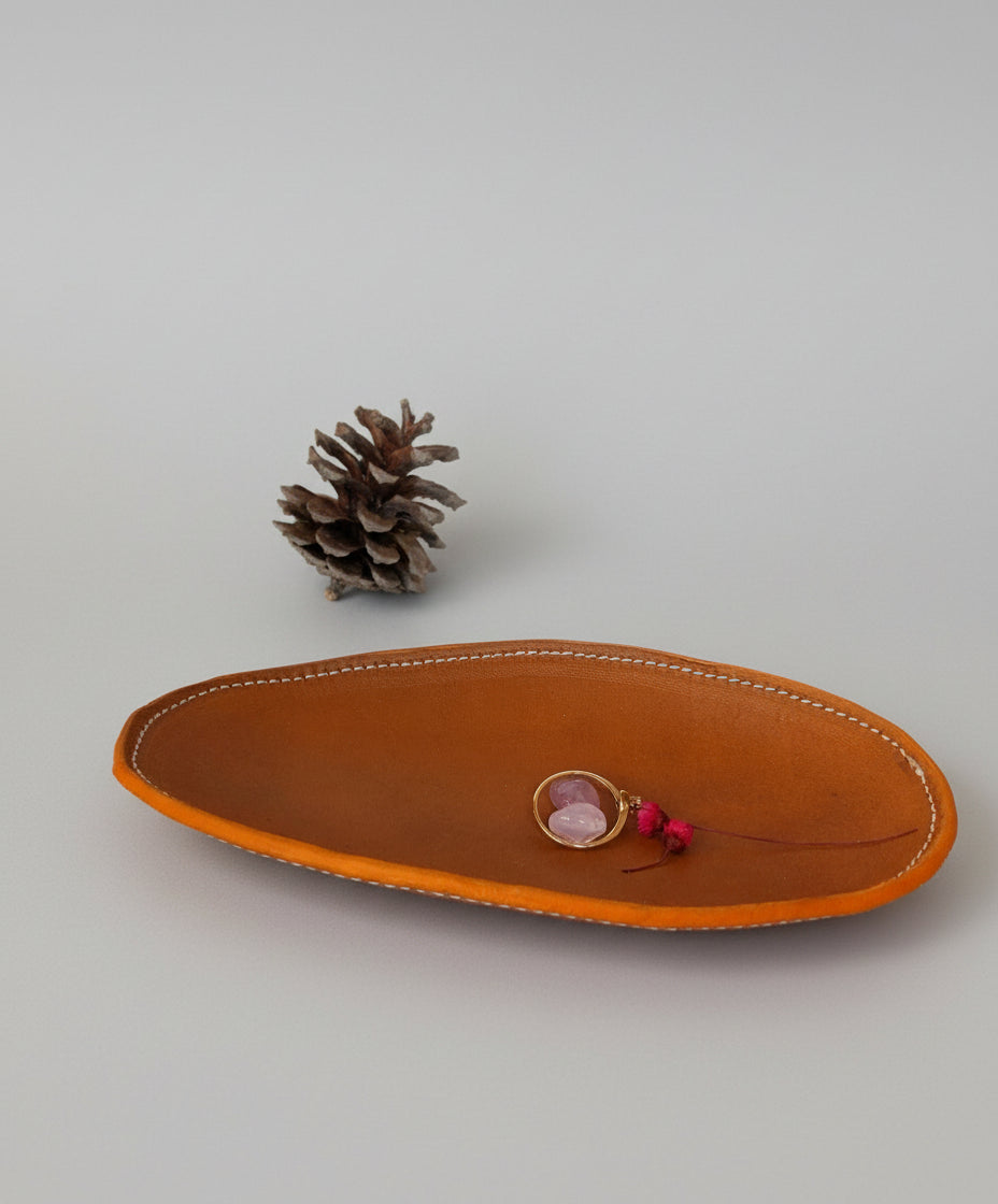Vide-poche ovale artisanal en cuir de collet tanné végétal couleur Camel avec tranches teintées et surpiqûres blanches, fabriqué à la main en France par MOOAKUIR

