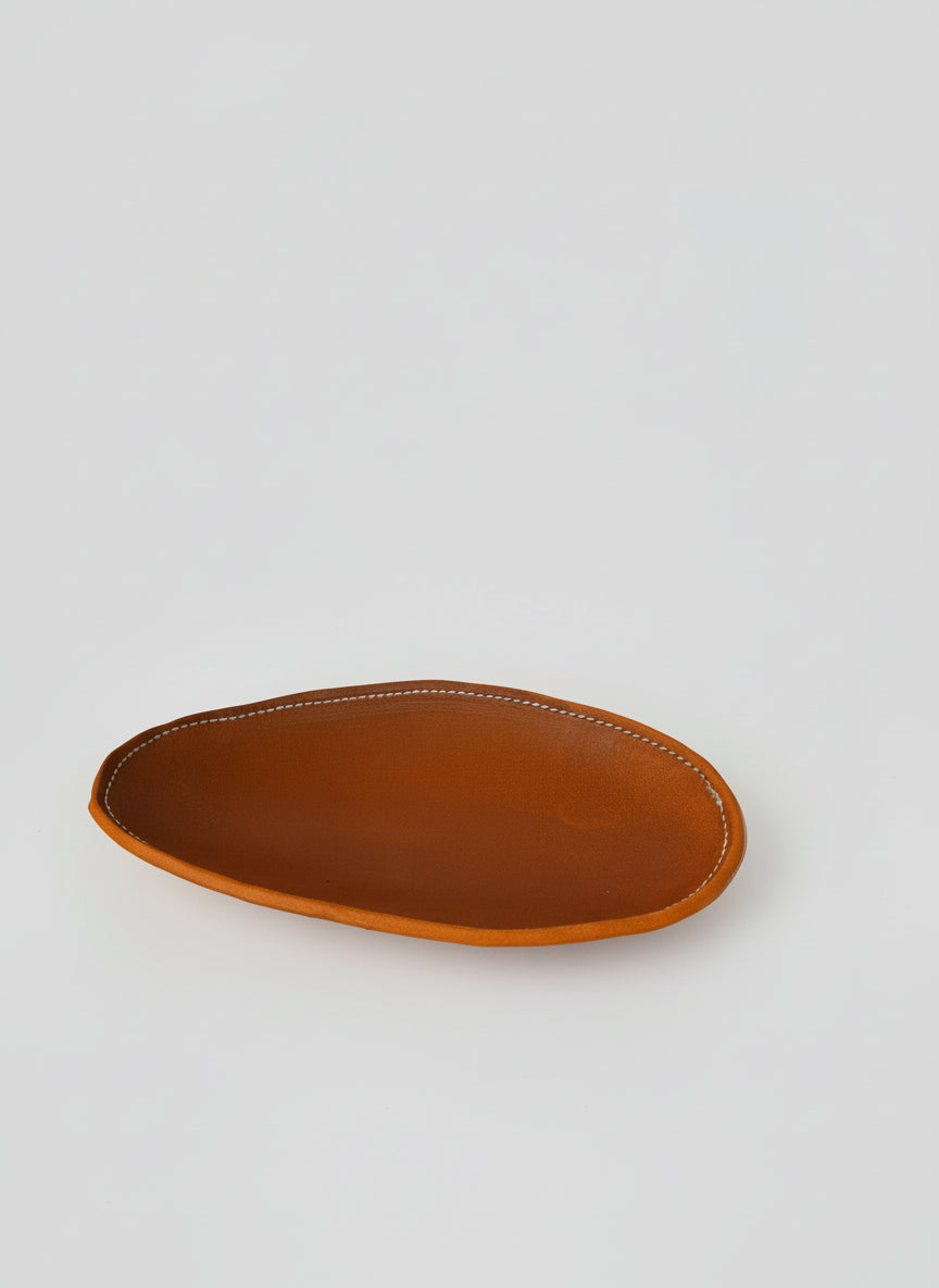 Vide-poche ovale artisanal en cuir de collet tanné végétal couleur camel avec tranches teintées et surpiqûres blanches, fabriqué à la main en France par MOOAKUIR
