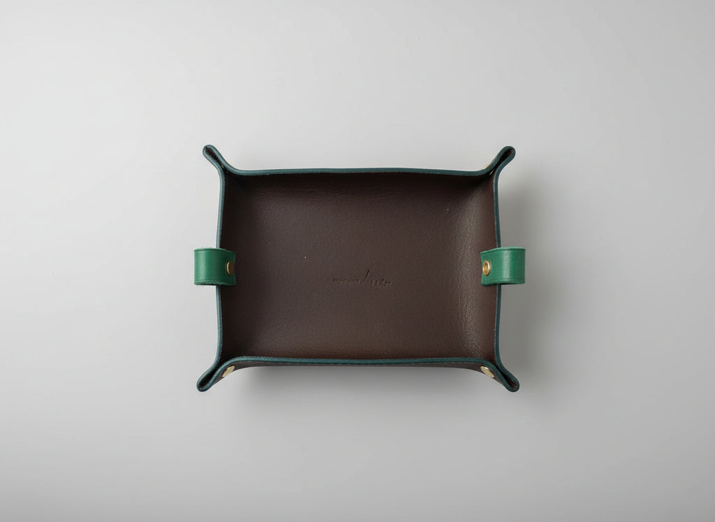 Vide-poche rectangulaire en cuir noir végétal avec tranches teintées vert et deux petites poignées en cuir vert, fait main
