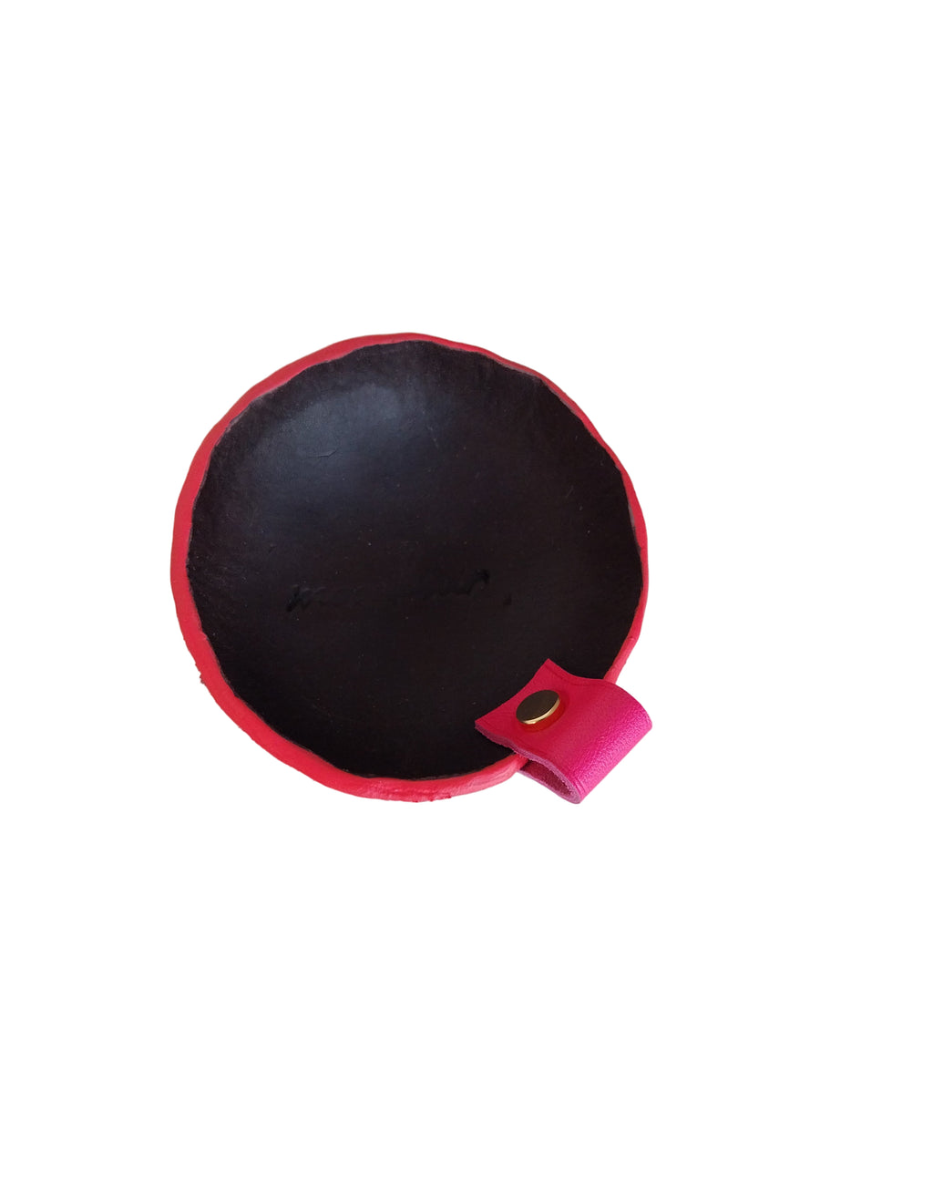 Vide-poche rond artisanal en cuir noir avec tranches teintées rose et petite poignée en cuir de veau rose, fabriqué à la main en France par MOOAKUIR
