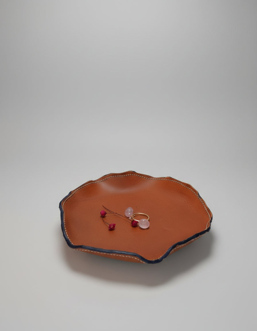 Vide-poche rond artisanal en cuir de collet tanné végétal couleur camel avec tranches teintées et surpiqûres blanches, fabriqué à la main en France par MOOAKUIR
