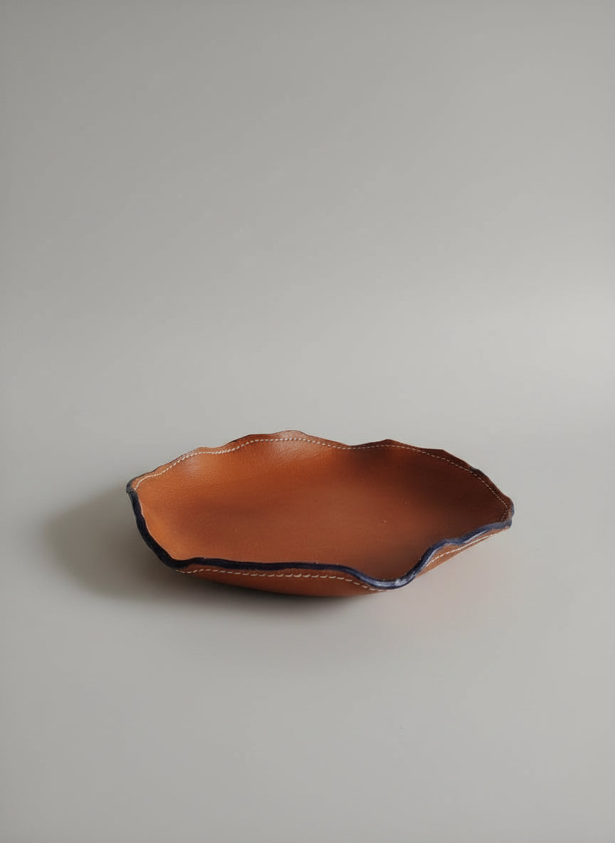 Vide-poche rond artisanal en cuir de collet tanné végétal couleur camel avec tranches teintées et surpiqûres blanches, fabriqué à la main en France par MOOAKUIR.
