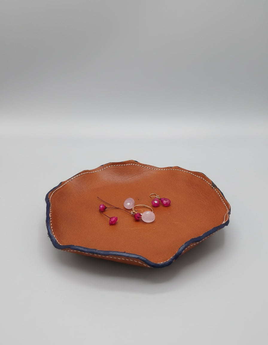 Vide-poche rond artisanal en cuir de collet tanné végétal couleur Camel avec tranches teintées et surpiqûres blanches, fabriqué à la main en France par MOOAKUIR.
