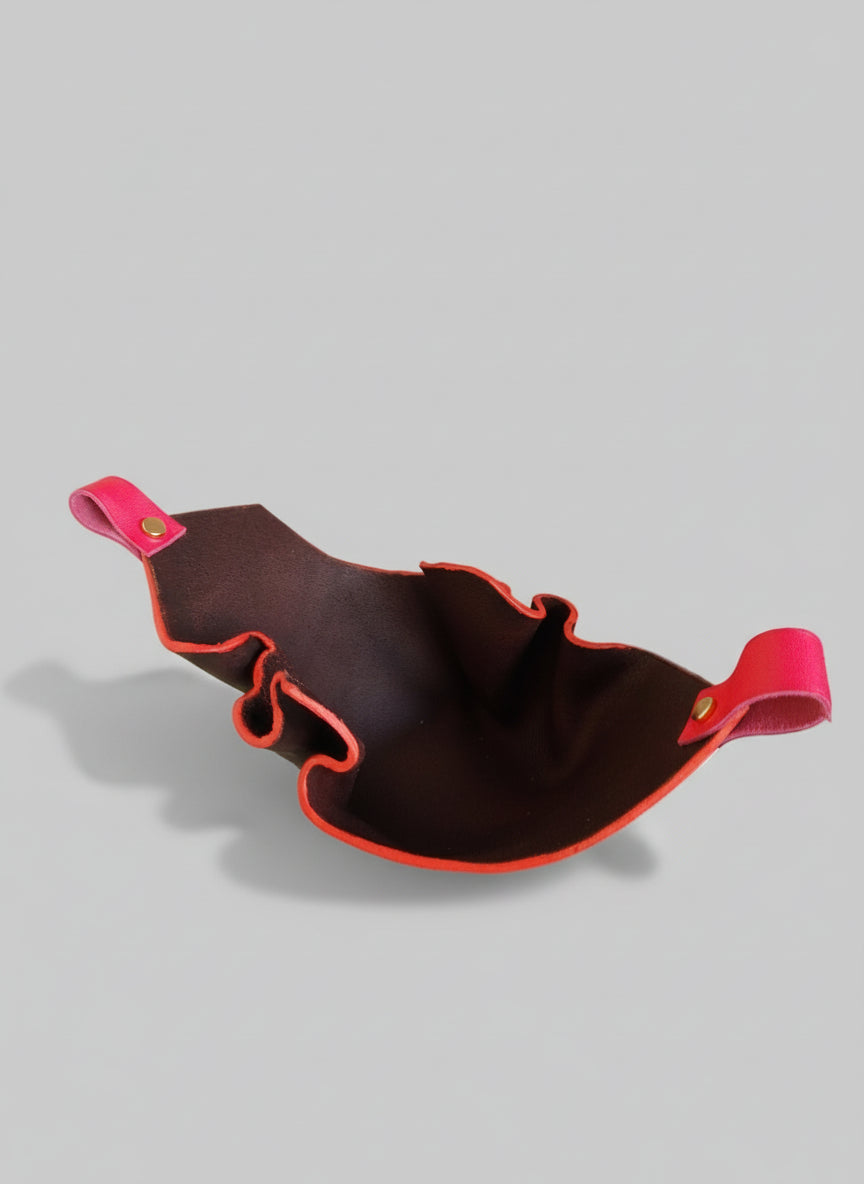 Vide-poche Rose Angie en cuir marron végétal forme design avec tranches teintées rose et deux petites poignées en cuir rose, fait main
